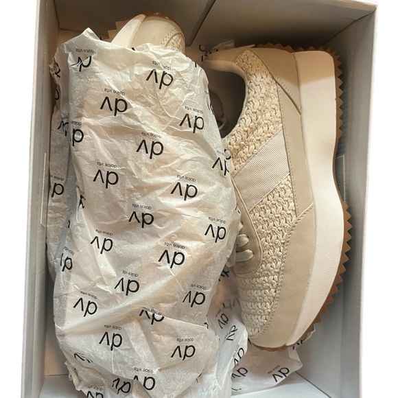 NWT Dolce Vita Women's Bettie Lace Up Jogger Sneakers - Picture 5 of 6